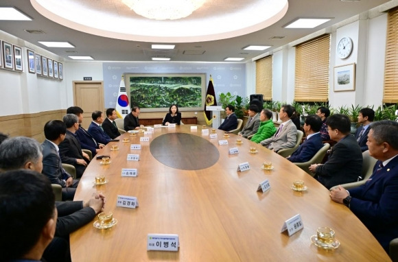 새마을지도자서울시협의회 회장단과 간담회 중인 최호정 의장