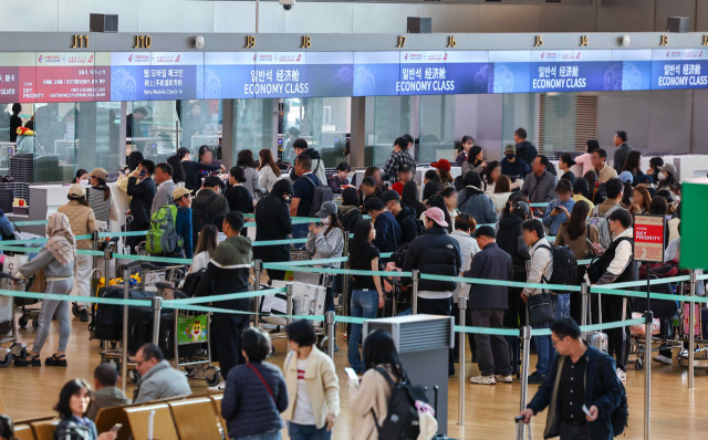 한국 여권 소지자의 중국 무비자 방문이 가능해진 8일 오전 인천국제공항 제1여객터미널 출국장 중국행 항공편 카운터가 여행객 등으로 붐비고 있다. 연합뉴스