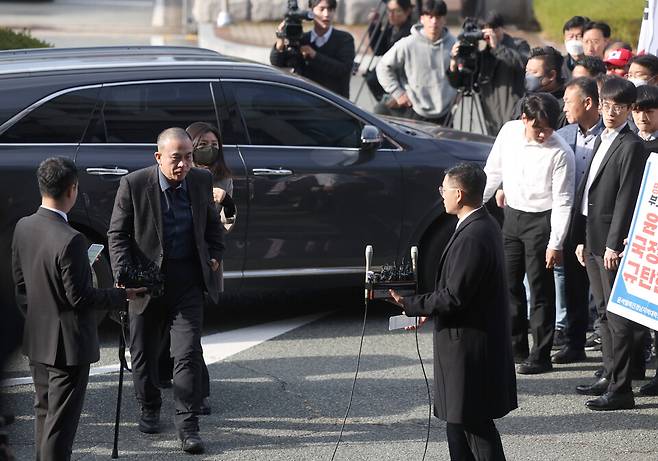 김건희 여사 공천 개입 의혹과 미래한국연구소의 불법 여론조사 의혹 등 사건의 핵심 인물인 명태균 씨가 8일 오전 경남 창원시 성산구 창원지방검찰청(창원지검)에 출석하고 있다. ⓒ연합뉴스