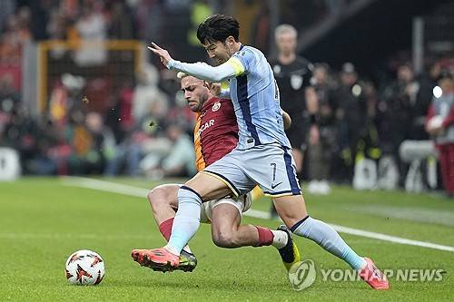 토트넘이 8일(한국시간) 튀르키예 이스탄불에 있는 알리 사미 옌 스포르 종합경기장에서 열린 갈라타사라이와의 2024-2025시즌 유럽축구연맹(UEFA) 유로파리그 리그 페이즈 4차전에서 2-3으로 패했다.&nbsp;  손흥민이 선발 출전했지만, 튀르키예 챔피언 갈라타사라이에게 일격을 당하면서 올 시즌 유로파리그 첫 패배를 당했다. 특히 이날 경기 퇴장자가 나오면서 수적 열세가 나와 추격의 불씨를 살리지 못했다.&nbsp;연합뉴스