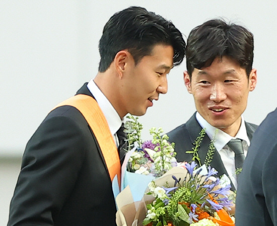 한국 축구의 레전드로, 잉글리시 프리미어리그 한국인 1호 박지성은 아끼는 후배 손흥민의 재계약 및 대표팀 은퇴에 관해 입을 열었다. 박지성은 특히 손흥민의 토트넘과 재계약 이슈와 관련해 '한국에서도 현지 기사를 가져다 쓰는 입장'이라며 '기사를 만들어내는 부분이 있다고 본다. 시간이 지나면 해결해줄 것'이라고 밝혔다. 손흥민은 내년 6월 토트넘과 계약이 끝나지만 토트넘 구단은 이를 약정에 따라 1년 연장시킬 태세인 것으로 알려졌다. 연합뉴스