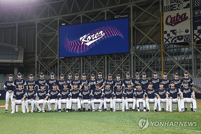 기념촬영하는 한국야구대표팀 (서울=연합뉴스) 윤동진 기자 = 2024 세계야구소프트볼연맹(WBSC) 프리미어12에 참가하는 한국대표팀이 7일 오후 서울 구로구 고척스카이돔에서 진행된 마지막 국내 훈련에 앞서 기념촬영을 하고 있다. 2024.11.7 mon@yna.co.kr