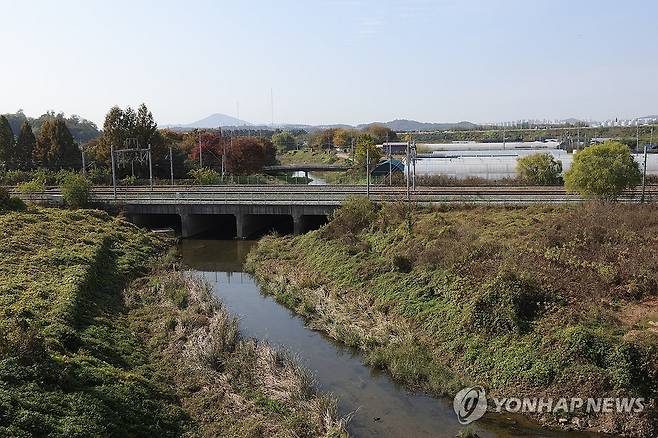 고양 대곡역 일대 '그린벨트 해제' (고양=연합뉴스) 임병식 기자 = 국토교통부는 5일 수도권 그린벨트 일부를 해제하고 신규 택지를 지정하는 '11·5 주택 공급 대책'을 발표했다. 이번 공급 대책에는 경기도 고양시 대곡역 일대가 포함됐으며, 대곡 역세권에 9천400가구의 아파트 단지가 들어설 예정이다. 사진은 5일 그린벨트가 해제된 경기도 고양시 대장동 대곡역 일대의 모습. 2024.11.5 andphotodo@yna.co.kr