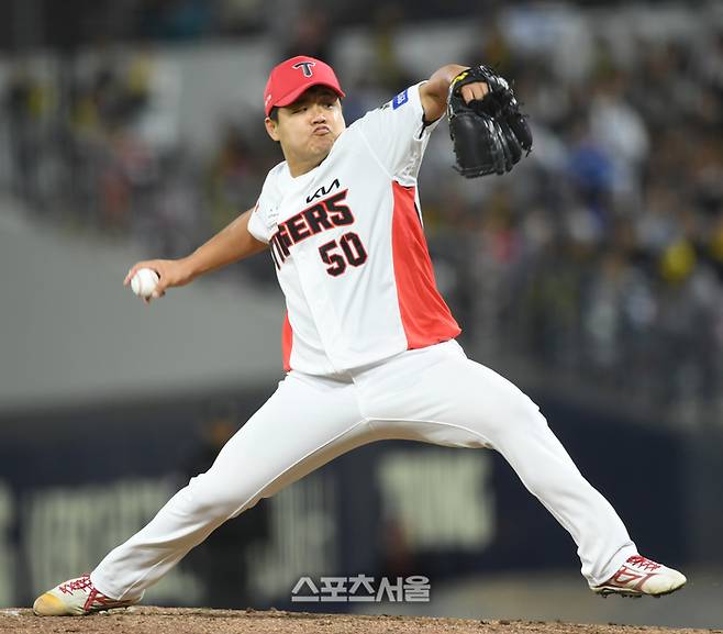 KIA 투수 장현식이 23일 광주기아챔피언스필드에서 열린 삼성과 2024 KBO 한국시리즈 2차전 6회 역투하고 있다.  2024. 10. 23. 광주 | 최승섭기자 thunder@sportsseoul.com