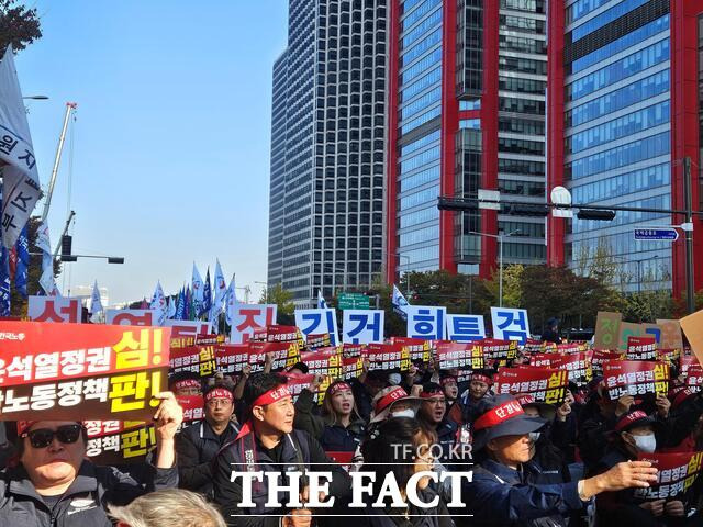 한국노동조합총연맹(한국노총)은 9일 오후 2시 서울 영등포구 여의대로에서 '윤석열 정권 반노동정책 심판 11.9 전국노동자대회'를 열었다./김명주 인턴기자