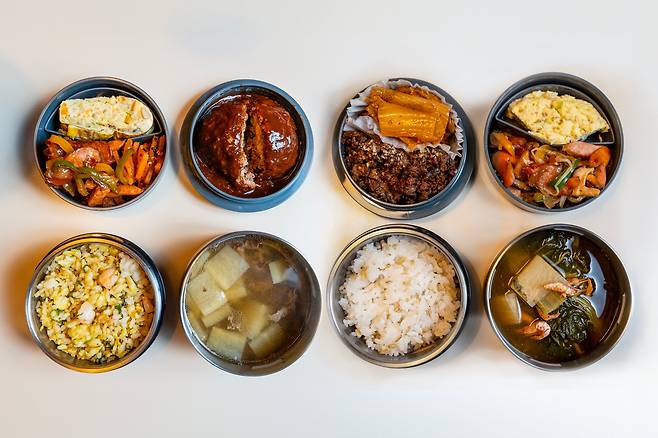 왼쪽 도시락은 달걀 새우 볶음밥과 소고기 뭇국에 반찬으로 치즈달걀말이, 단무지 무침, 스리라차 소시지 야채 볶음, 치즈 햄버그스테이크를 담았다. 오른쪽 도시락은 귀리를 조금 넣은 흰밥, 얼갈이 된장국, 달걀명란찜, 소시지 야채 볶음, 바싹 불고기, 김치 버터 볶음.