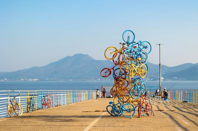 바다 낚시터로 더 유명한 '보문 선착장'. 자전거조형물은 '석모도 인증샷' 촬영 명소 중 하나다. 선착장은 위급 시 헬기 이·착륙장으로 활용되고 있다. / 이건송 영상미디어 기자