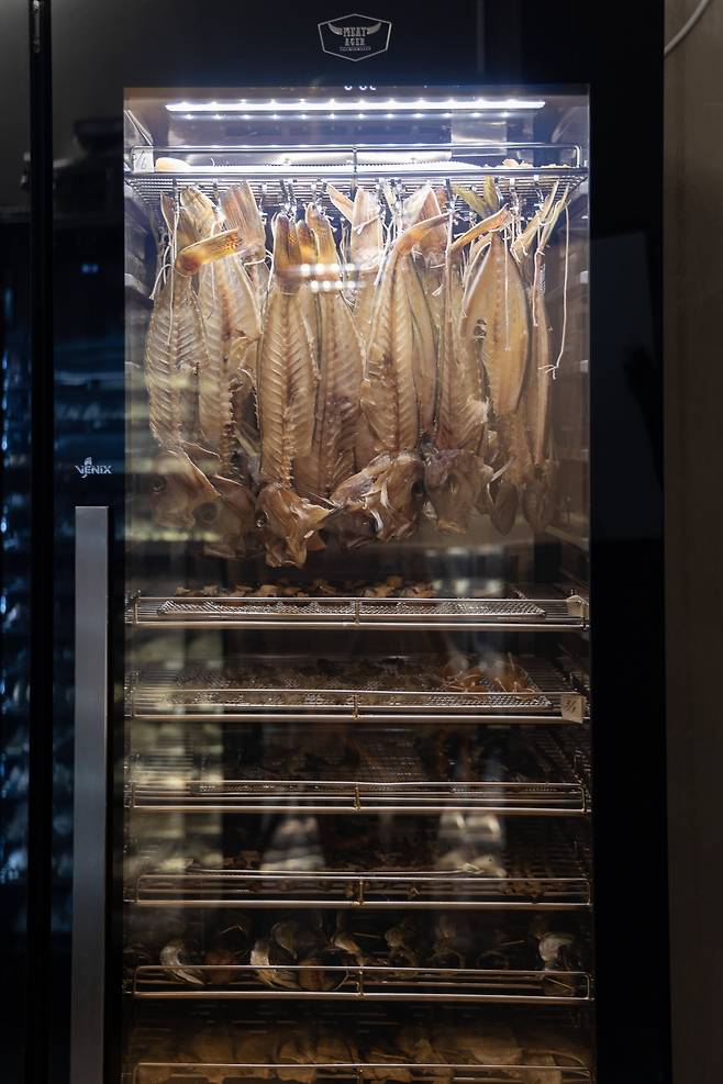 윤서울의 생선. 윤서울에서는 생선을 녹차물 등으로 염지한 후 말려서 사용하고 있다. /윤서울