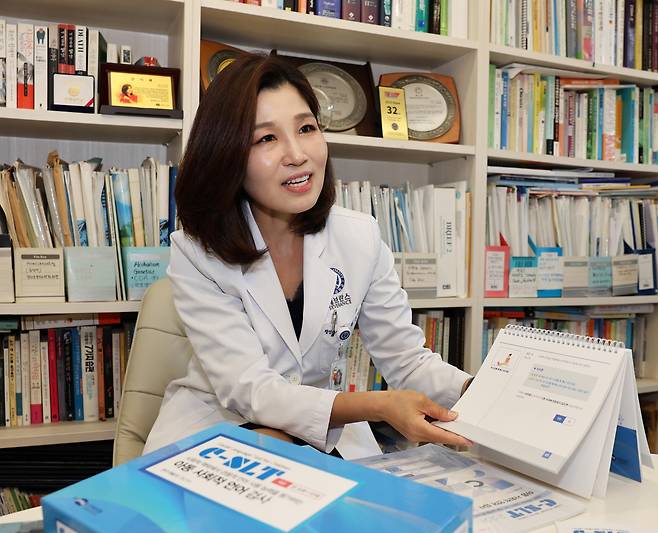 지난 5일 서울 서대문구 세브란스병원에서 만난 천근아 소아정신과 교수는 “고기능 자폐는 학년기가 되면 저절로 터득하는 사회적 관습, 실용적으로 쓰이는 구어체적 언어를 곧바로 이해하지 못하고, 문자 그대로 해석하는 성향이 있다”며 "사회성 언어를 담당하는 뇌 활성 영역을 관찰하는 연구를 위한 도구를 개발했다"고 말했다./세브란스병원