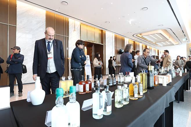 제1회 안동국제증류주포럼 참가자들이 행사장 바깥에 마련한 시음 코너에서 국산 증류주를 경험하고 있다. /조선비즈