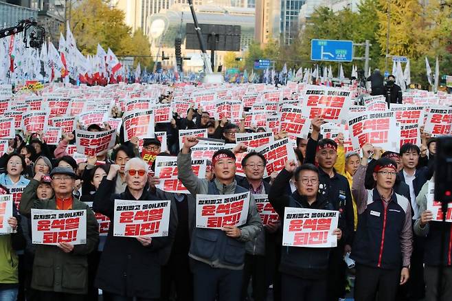 민주노총 노조원들이 9일 오후 서울 세종대로에서 열린 ‘민주노총, 참지말고 몰아내자! 윤석열정권 퇴진! 2024 전태일열사 정신계승 전국노동자대회 · 1차 퇴진총궐기대회’에서 구호를 외치고 있다./사진=뉴스1