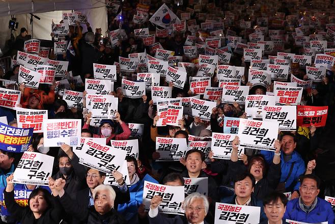 김건희-윤석열 국정농단 규탄 및 특검 촉구 제2차 국민행동의 날 집회가 9일 오후 서울 중구 숭례문 일대에서 열려 참석자들이 ‘윤석열 퇴진’ 등이 적힌 손팻말을 들고 구호를 외치고 있다. 신소영 기자