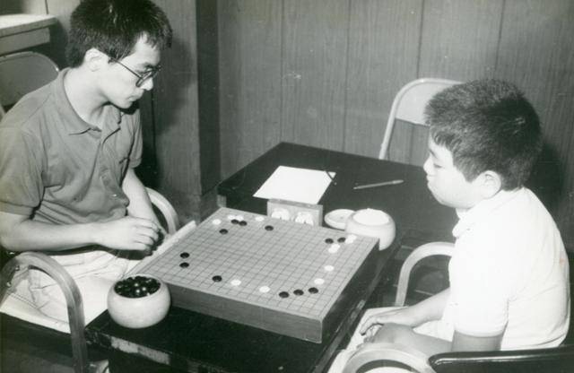 이창호(오른쪽) 9단은 만 11세 1개월의 나이로 프로 입문에 성공, 이 분야에서 스승인 조훈현(9세 7개월) 9단의 뒤를 이어 역대 2위에 올라 있다. 이창호 9단이 지난 1986년, 프로 입단 대회에서 대국을 벌이고 있다. 한국기원 제공