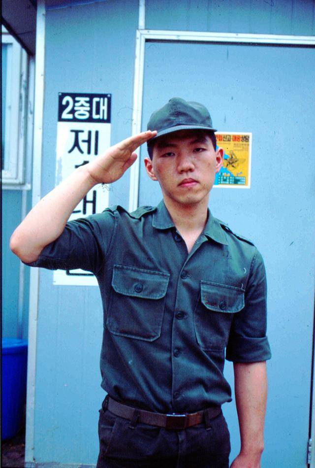 지난 1996년 8월, 이창호 9단은 4주간 기초군사훈련을 받기 위해 신병교육대에 입소했다. 당시, 연병장 호출에 매번 군화끈 매기에 실패하면서 집합 시간마다 꼴찌로 문제를 일으켰던 이 9단에게 조교의 똑딱단추 군화 선물은 웃지 못할 일화로 전해지고 있다. 한국기원 제공