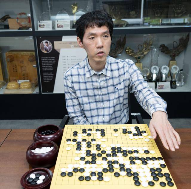 지난달 16일 서울 성동구 한국기원에서 만난 이창호 9단이 지난 9월 ‘제47기 SG배 한국일보 명인전’(우승상금 7,000만 원)에서 세계 랭킹 1위인 신진서 9단과 가진 대국에서 치열한 접전 끝에 나온 ‘3패빅’(무승부)에 대해 복기하고 있다. 3패빅은 프로 바둑 기사들 사이에서도 좀처럼 나오기 힘든 형세로, 1,000대국 가운데 단 한 번의 경험도 어렵다는 게 바둑계 정설이다. 이한호 기자