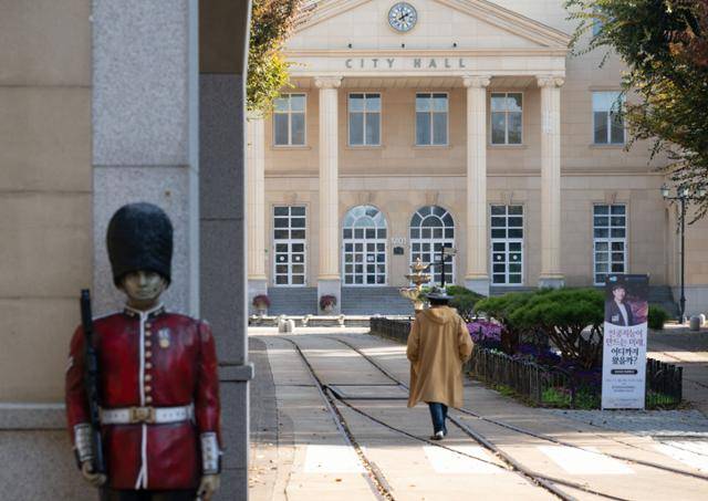 지난달 30일 경기 파주시 경기미래교육 파주캠퍼스(구 파주영어마을)에 영국 근위병 모형과 영어로 'CITY HALL(시청)'이 적힌 건물이 보이는 가운데 인공지능 관련 강의 입간판이 서 있다.