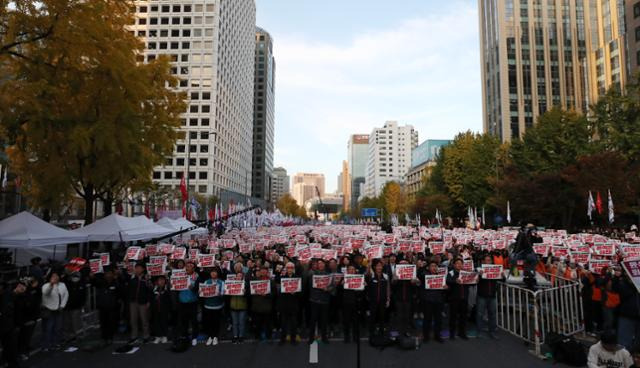 민주노총 조합원들이 9일 서울 세종대로에서 열린 '2024 전태일열사 정신계승 전국노동자대회·1차 퇴진총궐기대'에서 구호를 외치고 있다. 뉴스1