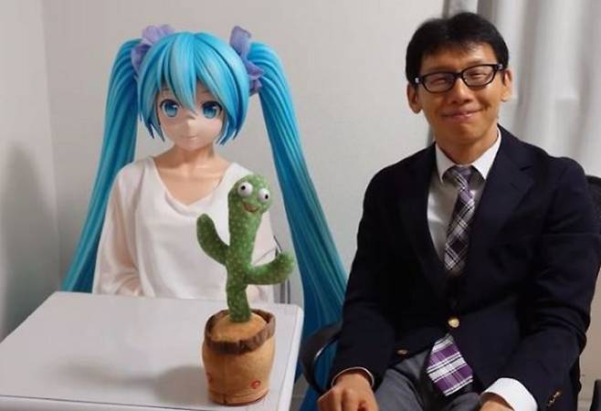 일본의 한 40대 남성이 인형과 결혼한 후 6주년을 맞은 근황을 전해 화제다./사진=콘도 아키히코 인스타그램 캡처