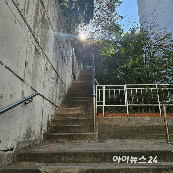 서울 성동구 옥수동 한남하이츠의 단지 뒷쪽에 마련된 계단. 옥수역으로 빠르게 질러 갈 수 있는 계단으로 지대가 상당히 높다. 2024.11.08 [사진=이효정 기자 ]