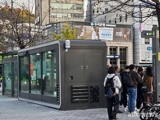 서울 서대문구 신촌동 한 버스정류장 인근 스마트쉼터 앞 공간에서 버스를 기다리는 시민들. 사진=임지혜 기자 