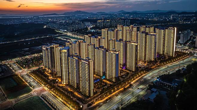 하늘에서 내려다 본 왕길역 로열파크 푸르지오 야경 [사진 = DK아시아]