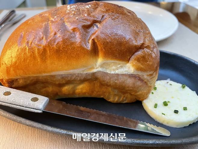 부드러운 식전빵과 버터