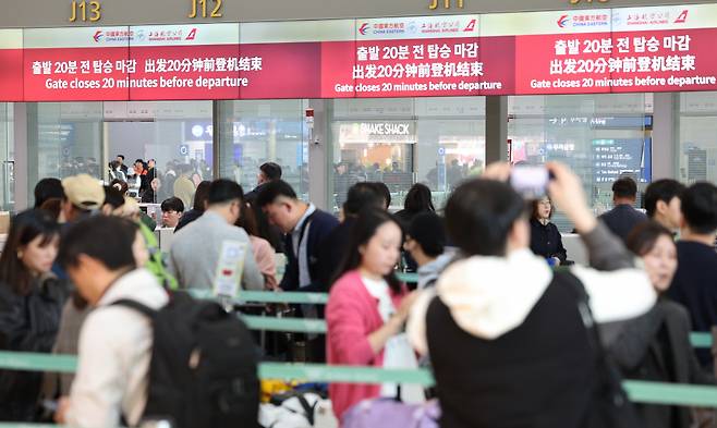 (인천공항=뉴스1) 장수영 기자 = 중국의 한국인 무비자 입국이 시행된 8일 오전 인천 중구 인천국제공항 1터미널 중국 항공사 체크인 카운터에 관광객이 줄을 서고 있다.   중국 정부는 지난 1일 한국 등 9개국의 일반 여권 소지자를 대상으로 내년 12월 31일까지 '일방적 무비자 정책'을 시행한다고 발표했다.   이에 따라 여행·관광, 친지·친구 방문, 환승 목적으로 15일 이내 기간 중국을 방문할 경우 비자를 발급받지 않아도 된다. 2024.11.8/뉴스1  Copyright (C) 뉴스1. All rights reserved. 무단 전재 및 재배포,  AI학습 이용 금지. /사진=(인천공항=뉴스1) 장수영 기자/로이터=뉴스1