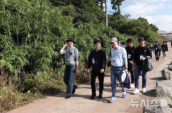 [제주=뉴시스] 임재영 기자 = 제주대 '제주대 올레길과 자아성찰' 수강 학생들은 8일 학내외 인사로 구성된 멘토단과 걸으며 진로, 학업 설계에 대한 조언을 받았다. 제주의 자연, 문화, 역사 속에서 학생 스스로 성찰의 시간도 가졌다. 2024.11.08. ijy788@newsis.com