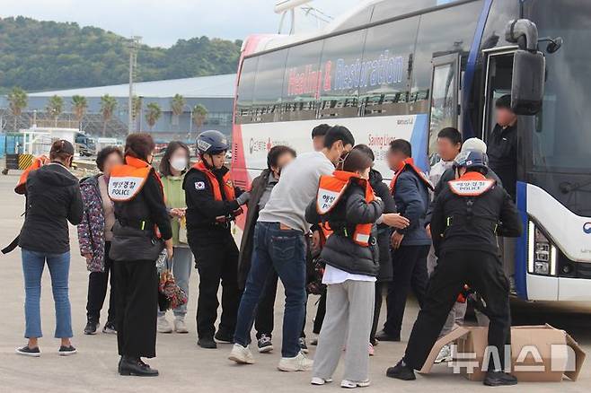 [제주=뉴시스] 양영전 기자 = 금성호 침몰 사고 실종자 가족들이 9일 오후 제주항에 도착해 구명조끼를 입고 있다.2024.11.09. 0jeoni@newsis.com