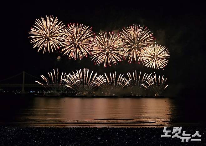 제19회 부산불꽃축제가 9일 부산 광안리해수욕장 일대에서 화려하게 개막했다.  김혜민 기자