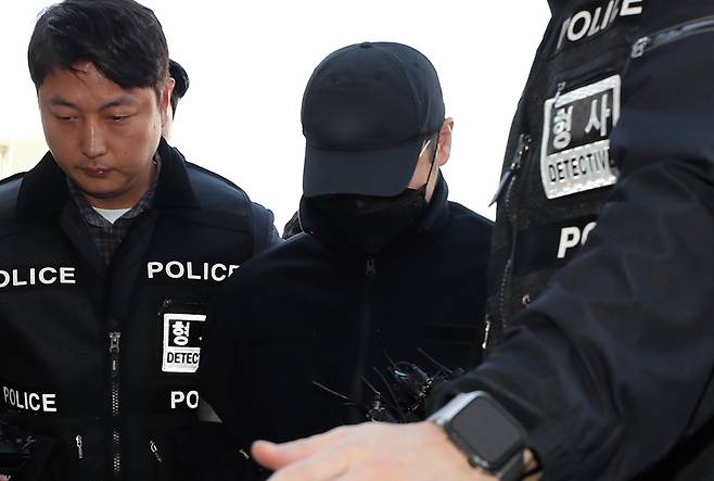 함께 근무하던 여성 군무원을 살해한 뒤 시신을 훼손하고 강원 화천군 북한강에 유기한 현역 군 장교가 11월5일 구속 전 피의자 심문(영장실질심사)을 받기 위해 춘천지법으로 들어가고 있다. ⓒ연합뉴스