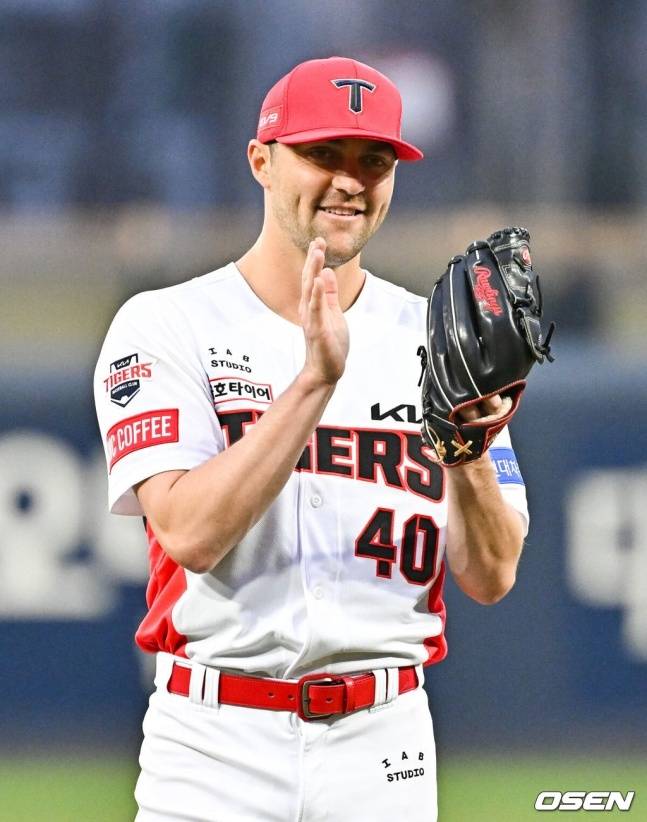 KIA 제임스 네일이 박수로 동료들을 격려하고 있다.