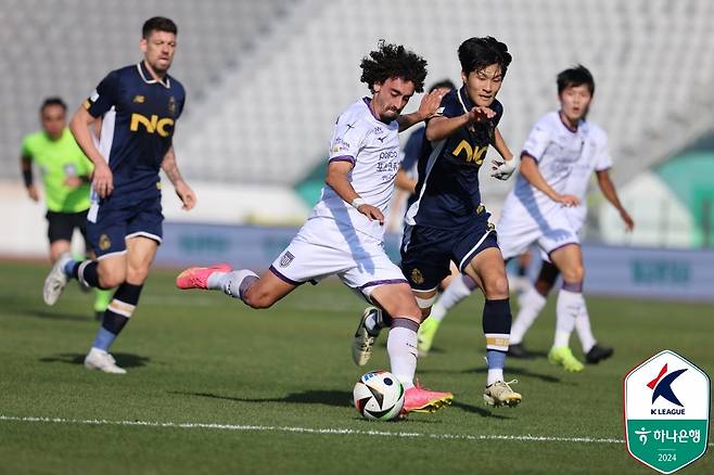 발디비아(가운데)가 슈팅을 시도하고 있다. /사진=한국프로축구연맹 제공