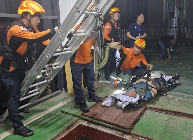 인명 구조하는 안유진 소방위 [본인 제공. 재판매 및 DB 금지]