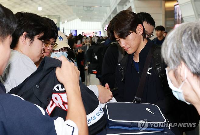 김도영, '대만에서도 인기만점' (타이베이=연합뉴스) 한종찬 기자 = 2024 세계야구소프트볼연맹(WBSC) 프리미어12에 참가하는 한국대표팀 김도영이 8일 오전(현지시간) 타이베이 타오위안국제공항을 통해 입국, 팬들에게 사인을 해주고 있다. 한국은 13일 대만, 14일 쿠바, 15일 일본, 16일 도미니카공화국, 18일 호주와 차례대로 맞붙는다. 2024.11.8 saba@yna.co.kr