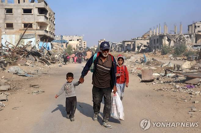 페허가 된 가자시티에서 안전지대를 찾아 피란하는 주민들 [AFP 연합뉴스 자료사진. 재판매 및 DB 금지]