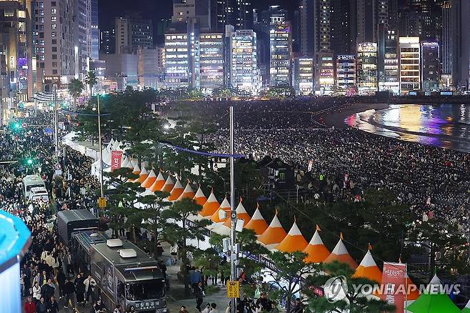 광안리 가득 들어찬 부산불꽃축제 인파 [손형주 기자]