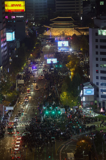 주말인 9일 저녁 서울 중구 숭례문 일대에서 ‘촛불행동 114차 촛불대행진’ 등 야간 집회가 열리고 있다.(사진=연합뉴스)