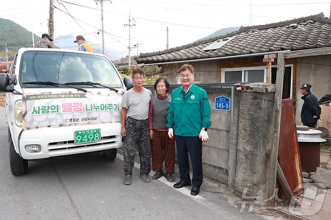 강원 영월군이 12월 20일까지 지역 독거노인 가구를 비롯한 100여 가구를 대상으로 ‘사랑의 땔감’ 200톤을 지원하고 있는 가운데, 최명서 영월군수(오른쪽)가 사업과 관련해 주민들과 기념 사진을 촬영하고 있다. (영월군 제공) 2024.11.10/뉴스1