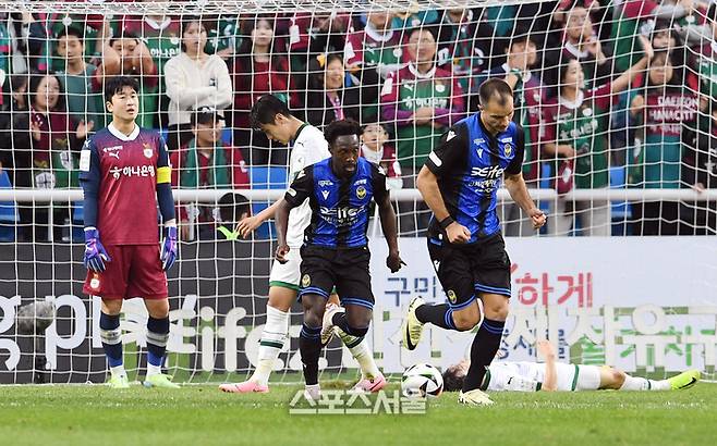 인천 유나이티드FC의 제르소(가운데)가 10일 인천 축구전용경기장에서 열린 하나은행 K리그1 2024 대전 하나 시티즌과의 경기에서 추격골을 넣은 뒤 공을 몰며 하프라인으로 이동하고 있다.  2024. 11. 10.  인천 | 박진업 기자 upandup@sportsseoul.com