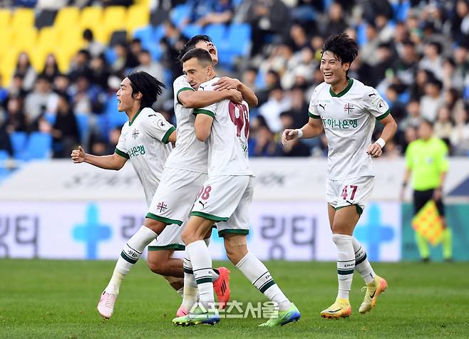 대전 하나 시티즌 안톤(오른쪽 둘째)이 10일 인천 축구전용경기장에서 열린 하나은행 K리그1 2024 인천 유나이티드와의 경기에서 추가골을 넣은 뒤 동료들과 함께 기뻐하고 있다. 2024. 11. 10.  인천 | 박진업 기자 upandup@sportsseoul.com