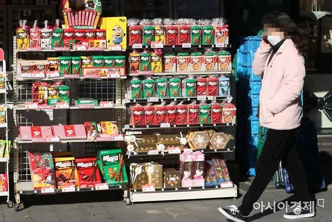 빼빼로데이를 하루 앞둔 10일 서울 시내 한 편의점에 빼빼로가 진열돼 있다. 문호남 기자