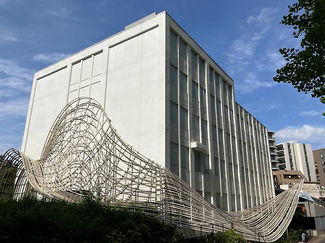하루키 도서관은 ‘대학 4호관’으로 불리던 낡고 특징 없는 콘크리트 상자 모양을 개조한 것으로 반투명 나무 루버 프레임이 음악의 악보처럼 외벽을 휘감고 있다. /손관승 제공