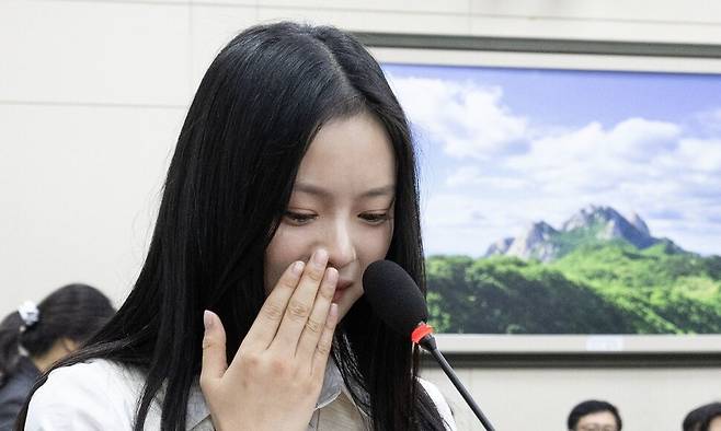 뉴진스 멤버 팜하니가 15일 오후 서울 여의도 국회에서 열린 환경노동위원회의 경제사회노동위원회, 중앙노동위원회, 최저임금위원회 등에 대한 국정감사에서 눈물을 흘리고 있다. 국회사진기자단