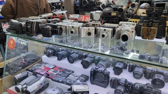 서울 종로 세운상가 카메라 매장의 구형 디지털 카메라. 사진=노유림 기자