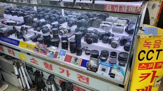 서울 종로 세운상가 카메라 매장의 구형 디지털 카메라. 사진=노유림 기자