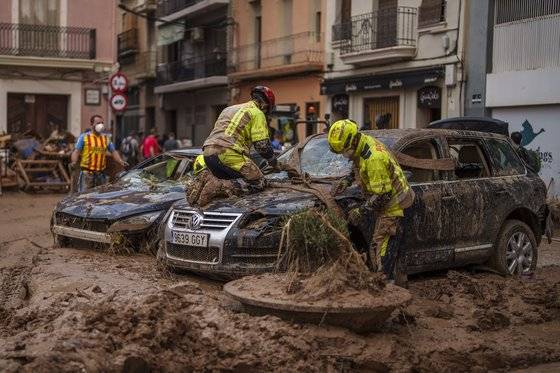 소방관들이 지난 3일(현지시간) 스페인 알제메시에서 진흙제거 작업을 하고 있다. AP=연합뉴스