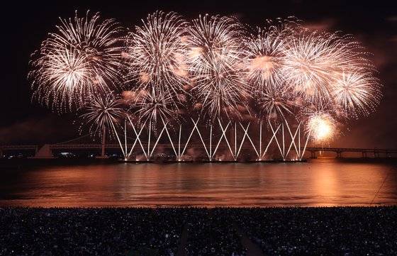 ‘제19회 부산불꽃축제’가 9일 밤 부산 수영구 광안리해수욕장 해상에서 펼쳐져 장관을 연출하고 있다. 송봉근 기자