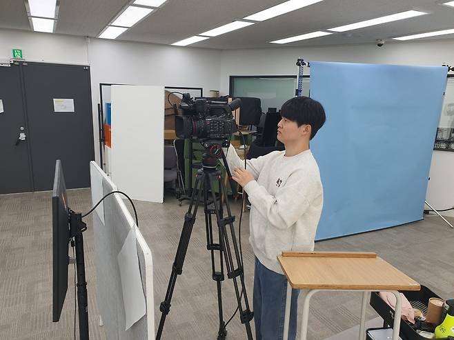 박경수 사원이 카메라 세팅 작업을 하고 있다 . 윤현주 기자