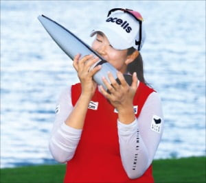 김아림이 9일(현지시간) 미국여자프로골프(LPGA)투어 롯데 챔피언십에서 우승한 뒤 트로피에 입을 맞추고 있다.  AFP연합뉴스